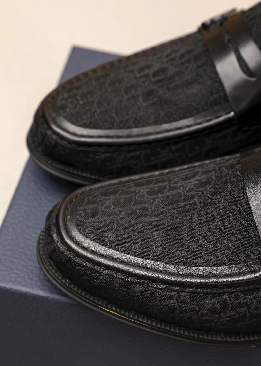 Men's shoes 💰480 💐 Product trademark: Dior "Dior" casual leather shoes Regular size: 39-44 (38.45.46🉑️Customized) Product materials: Selected Italian imported first-layer calfskin upper, imported water-dyed 🐂 cowhide lining. Strong three-dimensional visual effect, original outsole color: 2 colors available